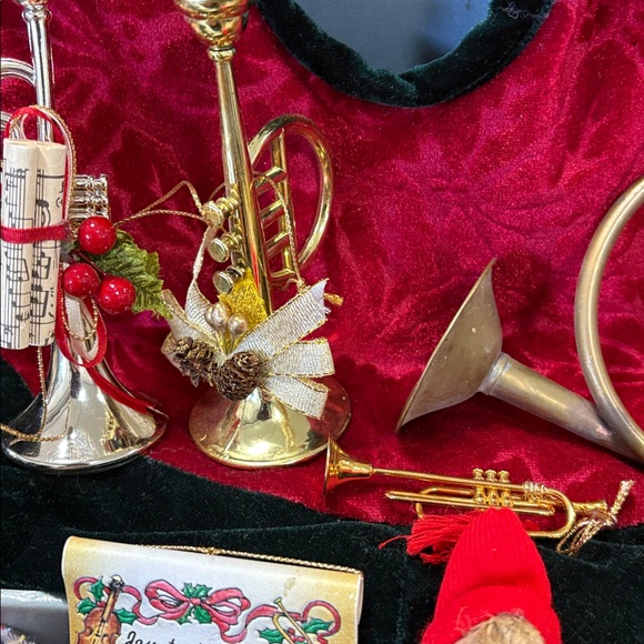 Festive Holiday Musical Decor Set - Picture 3 of 4